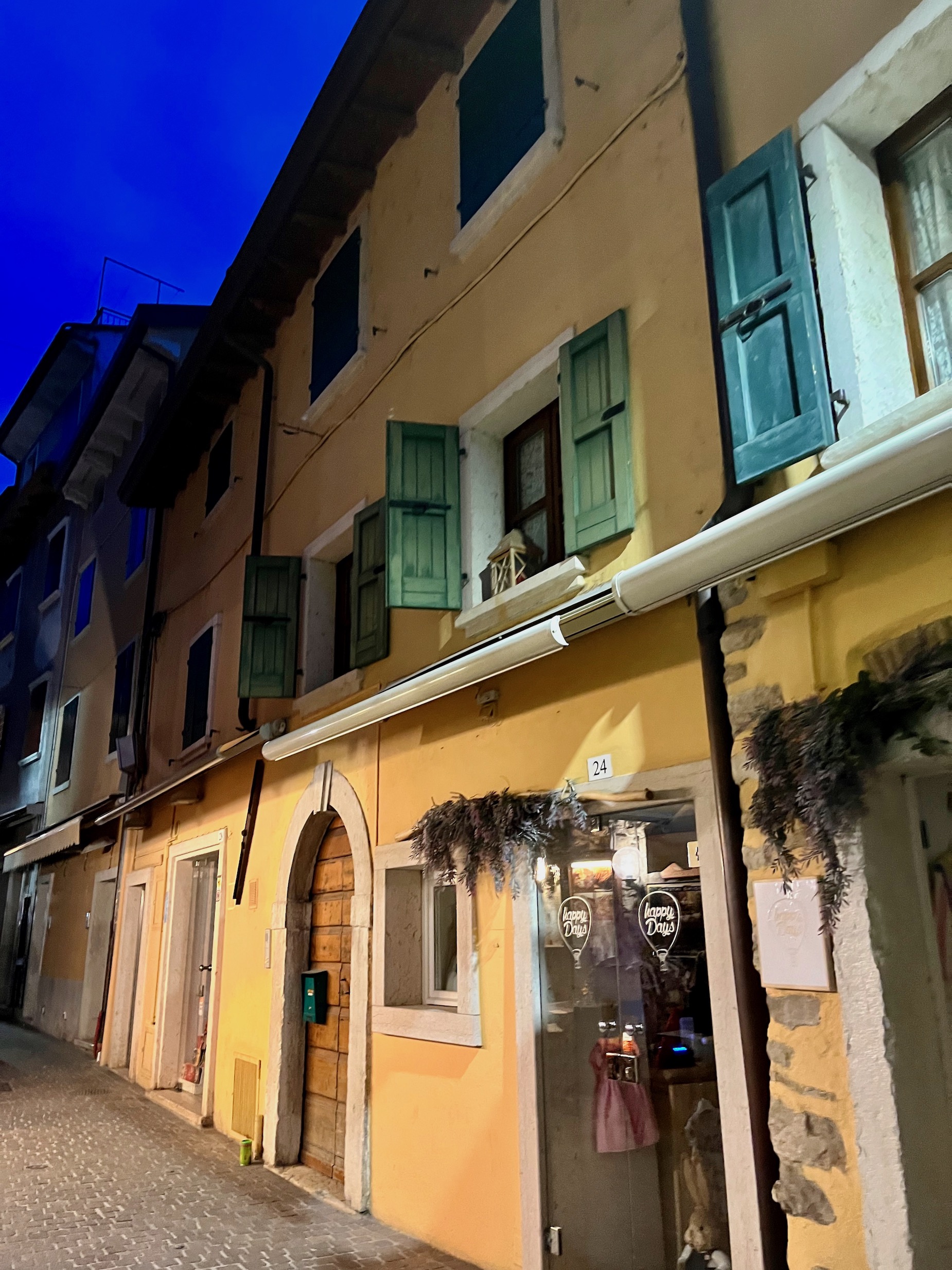 Altstadtgasse in Garda am Abend