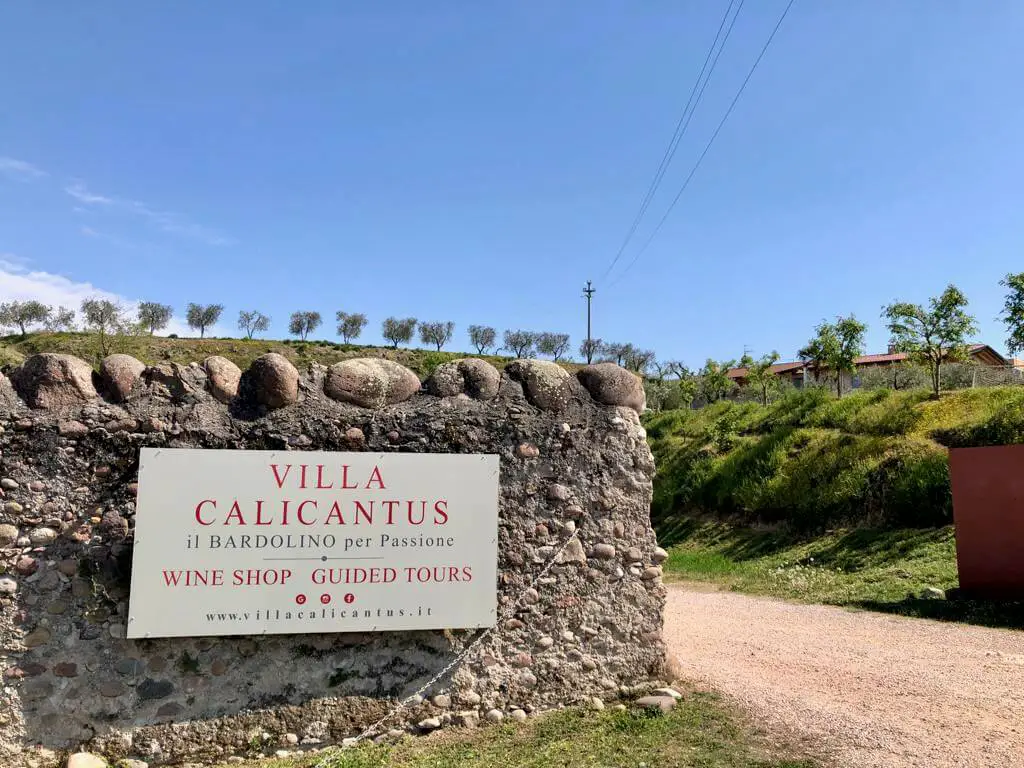 Die Einfahrt zur Villa Calicantus