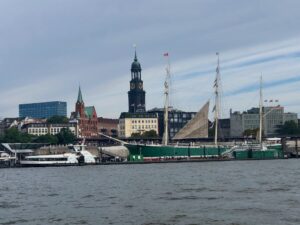 Hamburg mit Kindern und Teenagern, Hamburger Hafen mit Michel