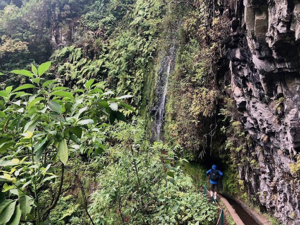 Madeira Sehenswürdigkeiten schönste Orte, Unter dem Wasserfall wird`s nass