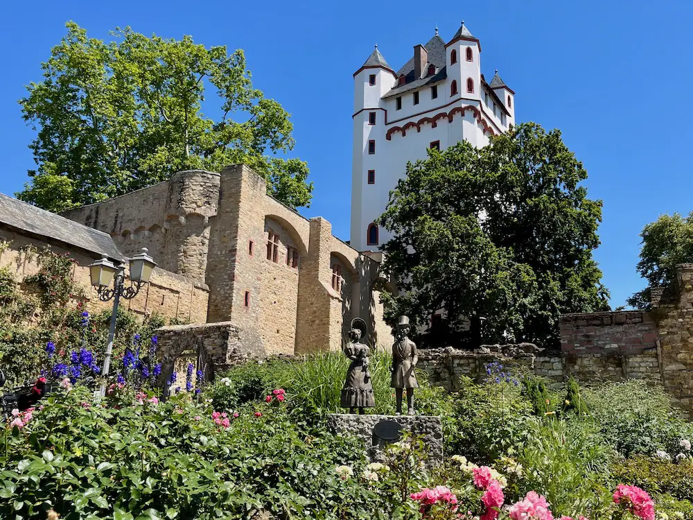 Eltville, die Burg von der Rheinpromenade aus