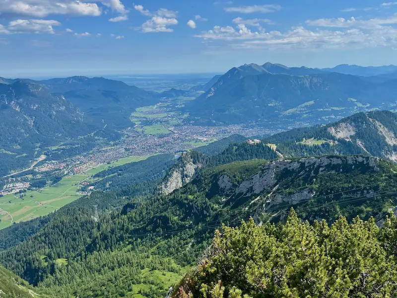 Alpspitze_Wanderung_Der Blick auf Garmisch-Partenkirchen im Tal