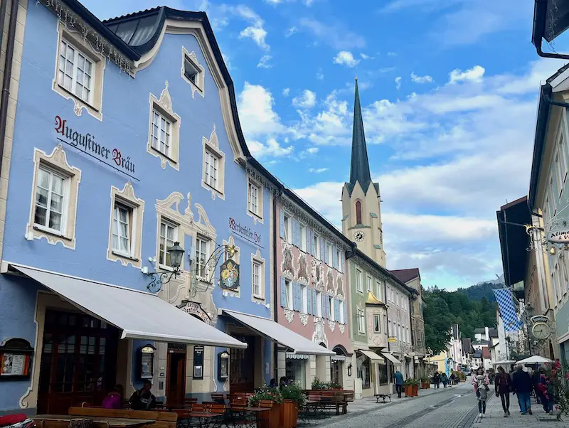 Garmisch-Partenkirchen_Sehenswuerdigkeiten_Hübsche bunte Häuser schmücken die Ludwigstrasse
