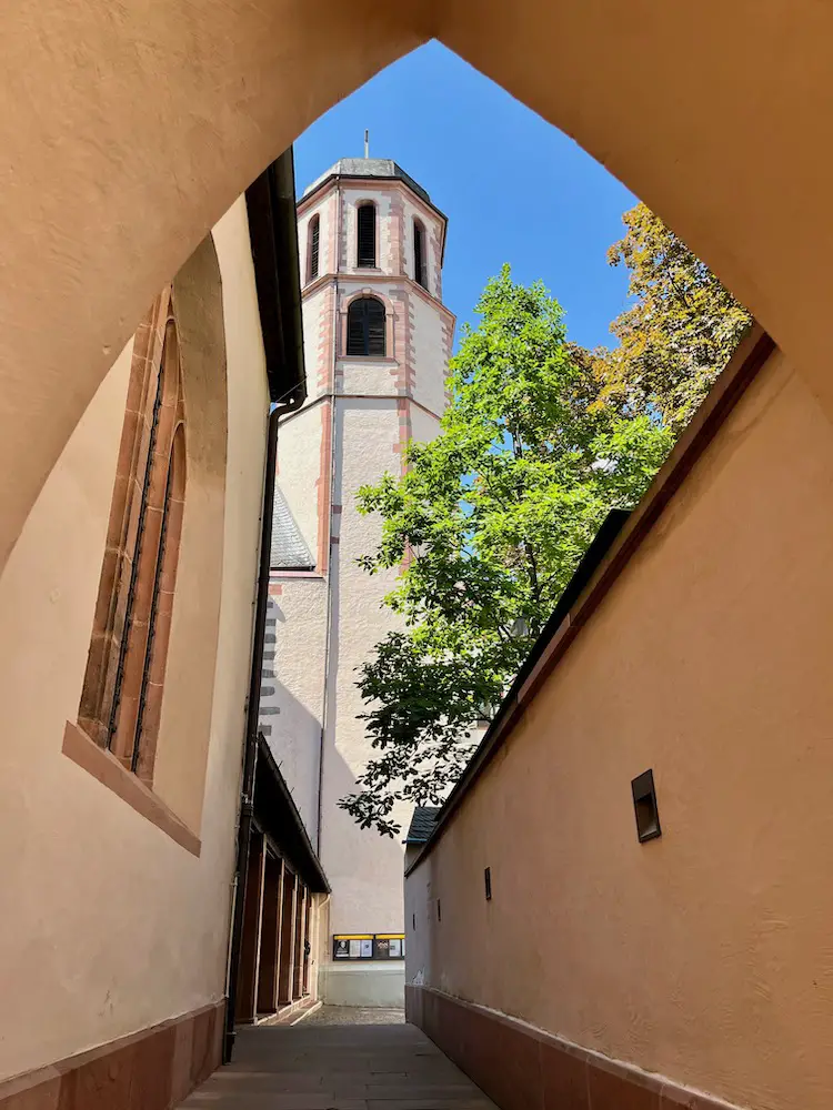 Frankfurt Highlights: Ort der Stille: der Klosterhof der Liebfrauenkirche