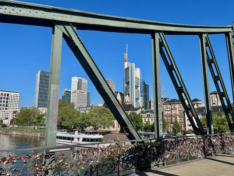 Frankfurt Highlights: Der Blick vom Eisernen Steg auf die Frankfurt Skyline