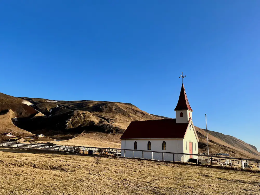 Island Reisetippd: schönes Fotomotiv - die Reyniskirka