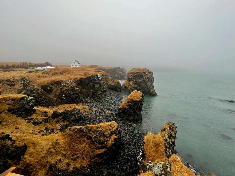 Mystisch: die raue Küste bei Arnarstapi im Nebel