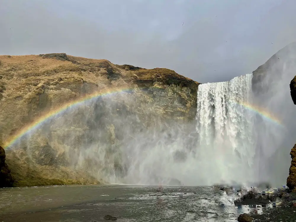 Einer der schönsten Wasserfälle Islands: der Skogafoss