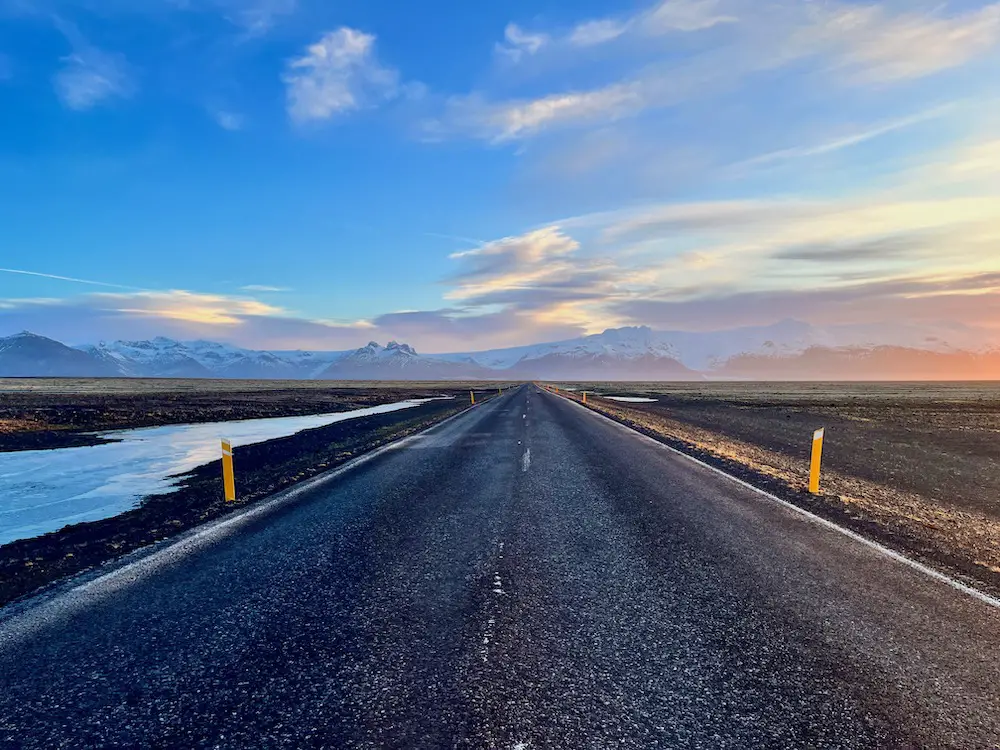 Island schönste Orte: Sonnenaufgang auf der Fahrt zu den Gletschern