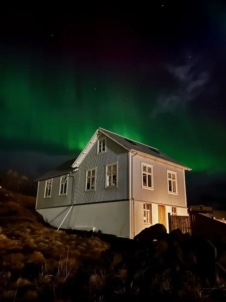 Island Reisetipps: die Polarlichter zu sehen ist für viele ein Traum