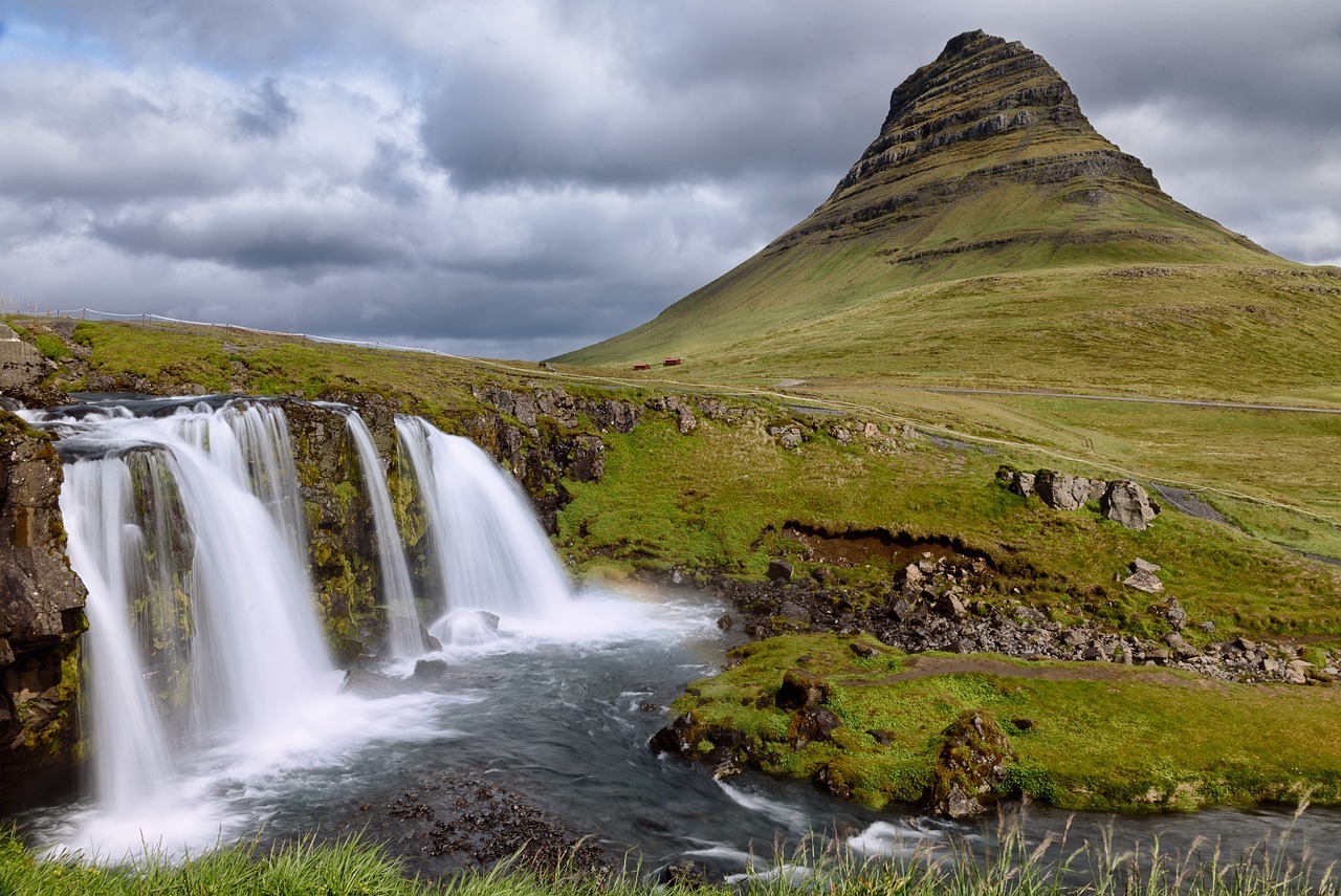 Islands schönste Orte: der Berg Kirkjufell mit dem Kirkjufellsfoss Wasserfall davor