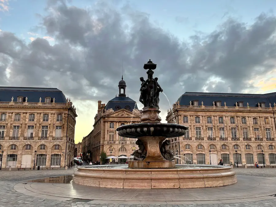 bordeaux-sehenswuerdigkeiten-tipps-ausfluege: Der Brunnen der Drei Grazien auf dem Place de la Bourse