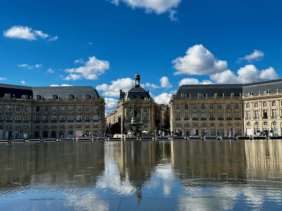 Top Bordeaux Sehenswürdigkeit: Place de la Bourse mit dem Miroir D´Eau