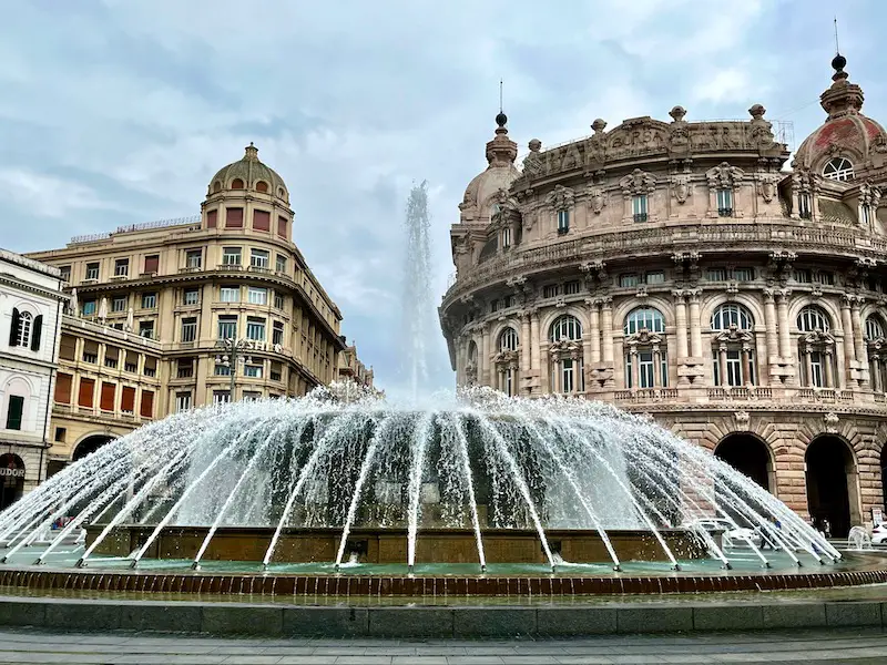 Ligurien Sehenswürdigkeit: der Piazza de Ferrari in Genua 