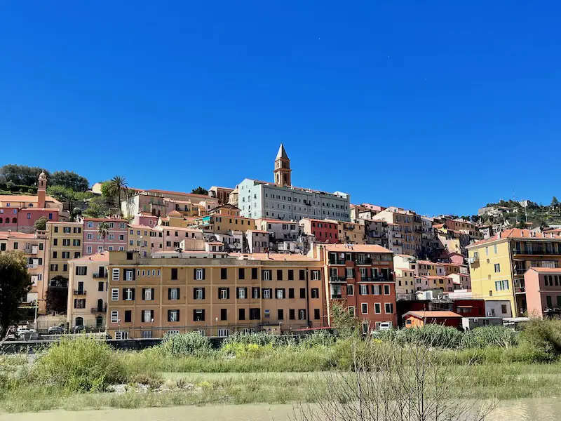 Der Blick auf die am Hügel gelegene Altstadt von Ventimiglia