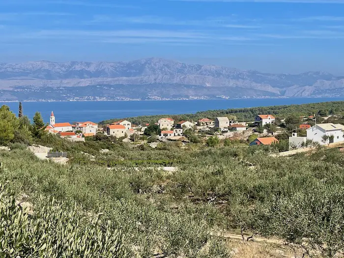 Insel Brac Sehenswuerdigkeiten Geheimtipps - Die herrliche Aussicht von Mirca bis zum kroatischen Festland