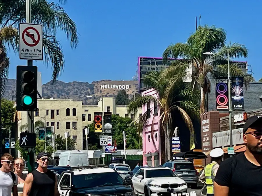 Los Angeles mit Kindern - Der Blick auf das Hollywood Zeichen vom Walk of Fame aus