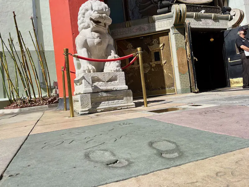 Los Angeles mit Kindern - Ein berühmter Fußabdruck vor dem Gaumann's Chinese Theater