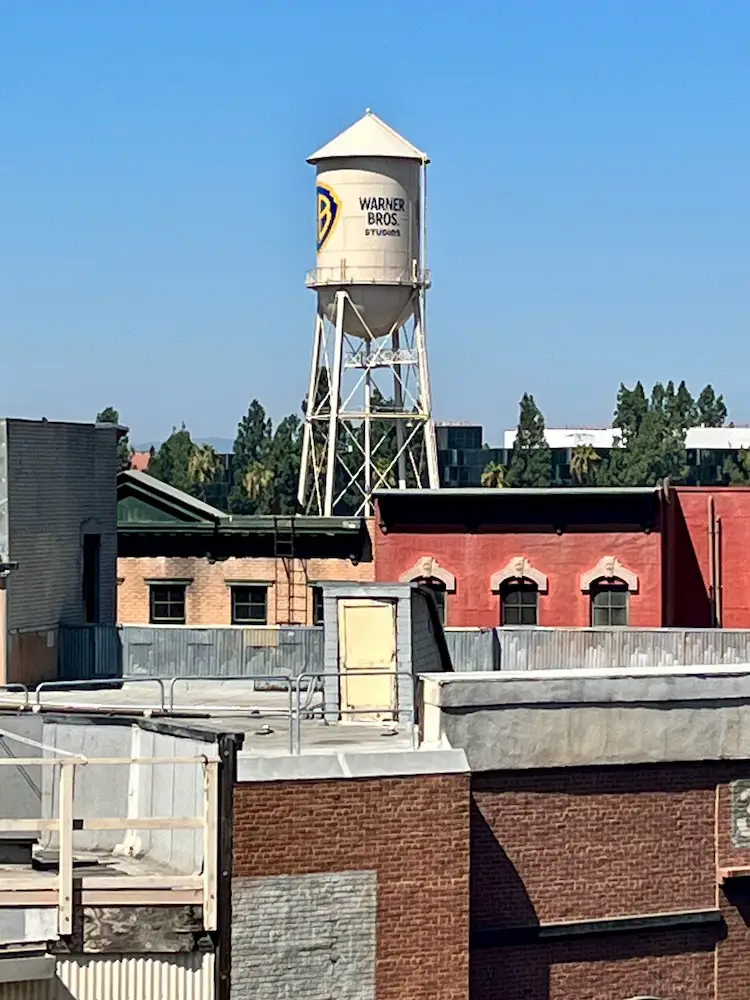 Los Angeles mit Kindern - Der Wasserturm ist das berühmte Wahrzeichen der Warner Bros. Studios