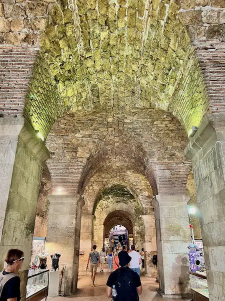 Split Sehenswuerdigkeiten Geheimtipps - Das Kellergewölbe unter den ehemaligen Wohnräumen des Palasts