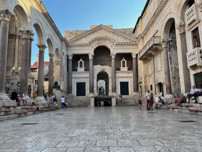 Split Sehenswuerdigkeiten Geheimtipps - Der Peristyl ist der zentrale Platz in der Altstadt Splits
