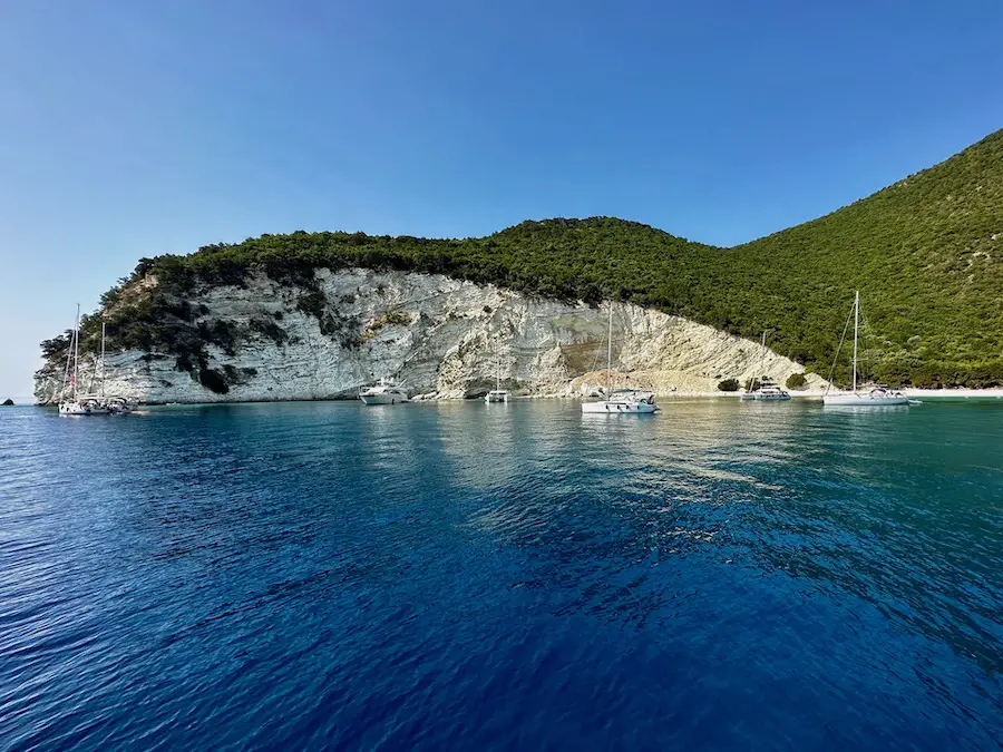 Familien Bootstour: Die einmaligen Kreidefelsen der Ionischen Inseln