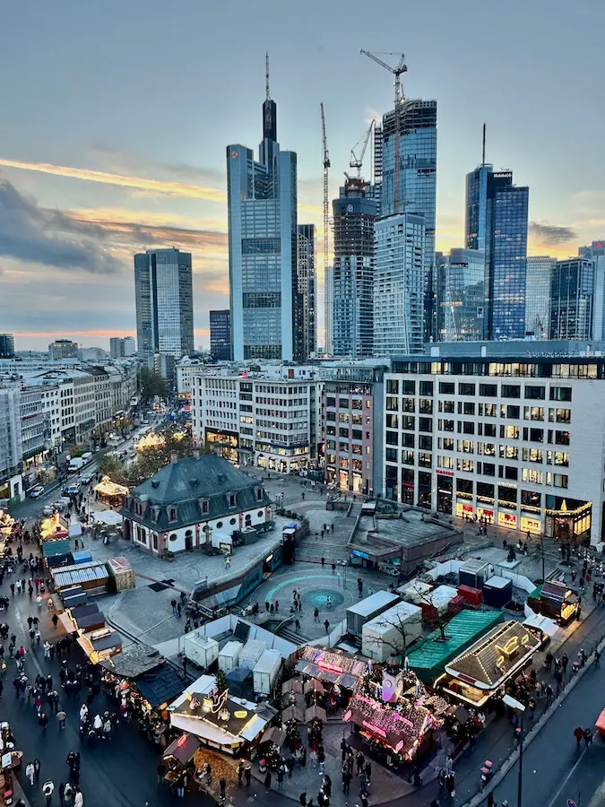 Frankfurt_Weihnachtsmaerkte_Blick von der Skylounge auf den Weihnachtsmarkt an der Hauptwache