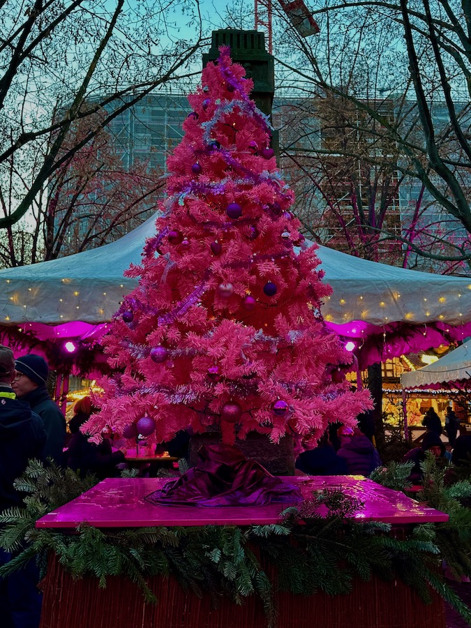 Weihnachtsmärkte_Frankfurt_Rosa_Weihnacht_Es glitzert und leuchtet alles in rosa