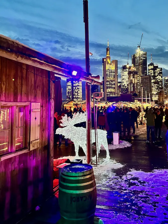 Weihnachtsmarkt_Frankfurt_Tipp_City Alm:Hüttenfeeling mit Skylineblick
