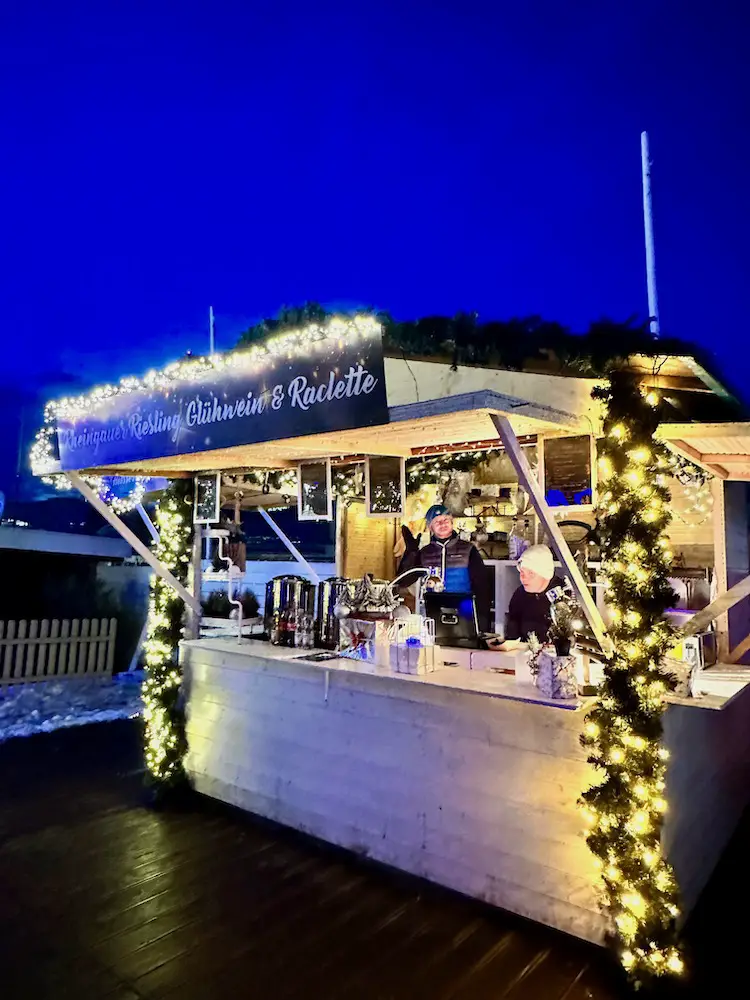 Weihnachtsmaerkte_Frankfurt_City Alm: Hier gibt`s leckeren Winzerglühwein & Raclette