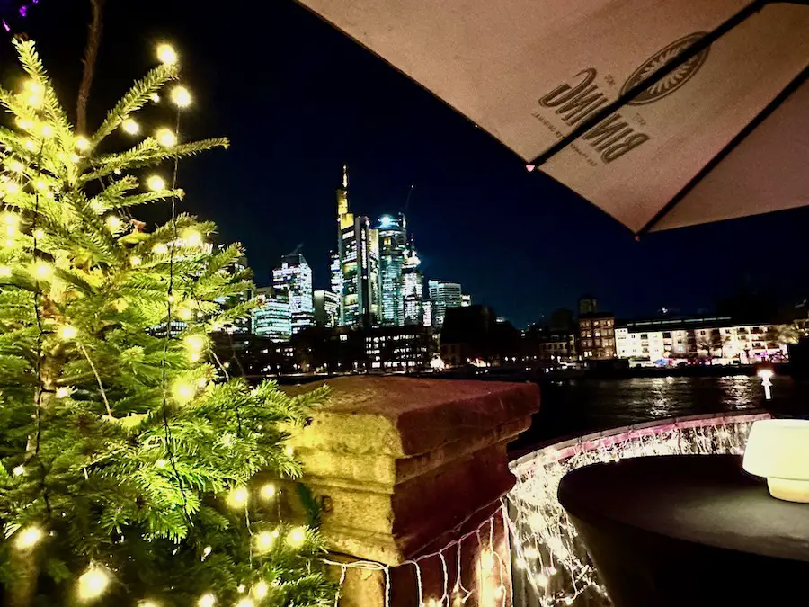 Weihnachtsmaerkte_Frankfurt_Ubersicht_Main_Terrase: Klein & gemütlich mit bestem Skylineblick