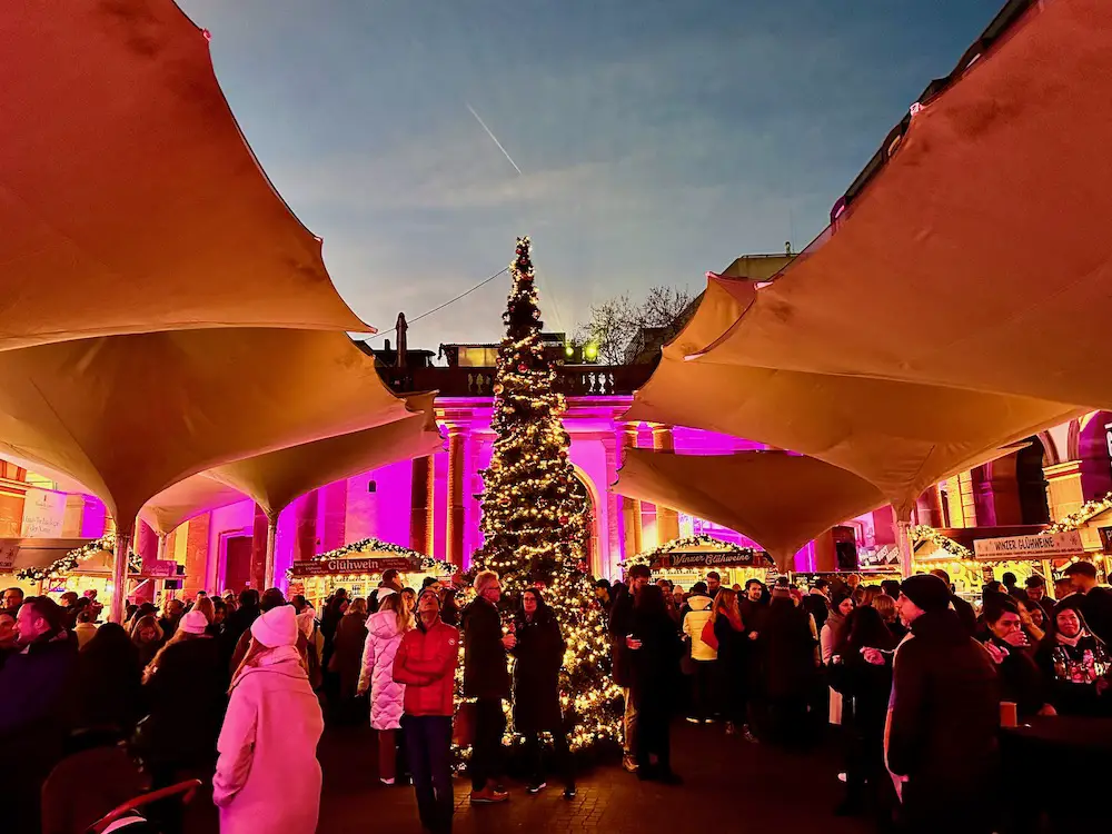 Weihnachtsmarkt_Frankfurt_Tipp_Palais Thurn & Taxis_Der schöne Innenhof strahlt Atmosphäre aus