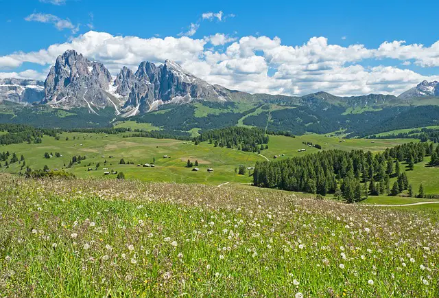 Die Seiser Alm ist Europas größte Hochalm und ein idealer Ausgangspunkt für zahlreiche Aktivitäten in den Dolomiten