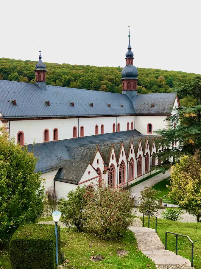 Wandern im Rheingau: Das berühmte Kloster Eberbach liegt am Klostersteig
