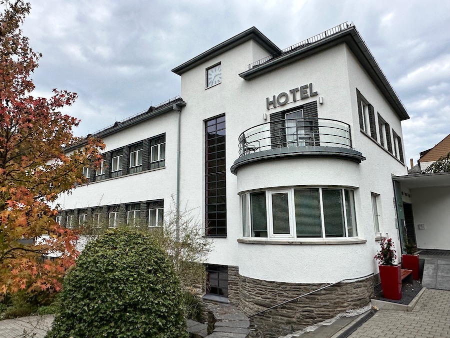 Rheingau Wandern: Früher Klassenräume, heute Hotelzimmer: das Hotel im Schulhaus