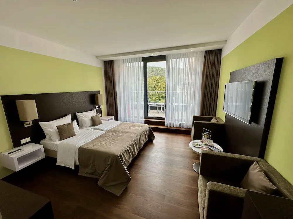 Rheingau_Wandern: Das Penthouse Zimmer hat einen Balkon und Blick ins grüne Wispertal