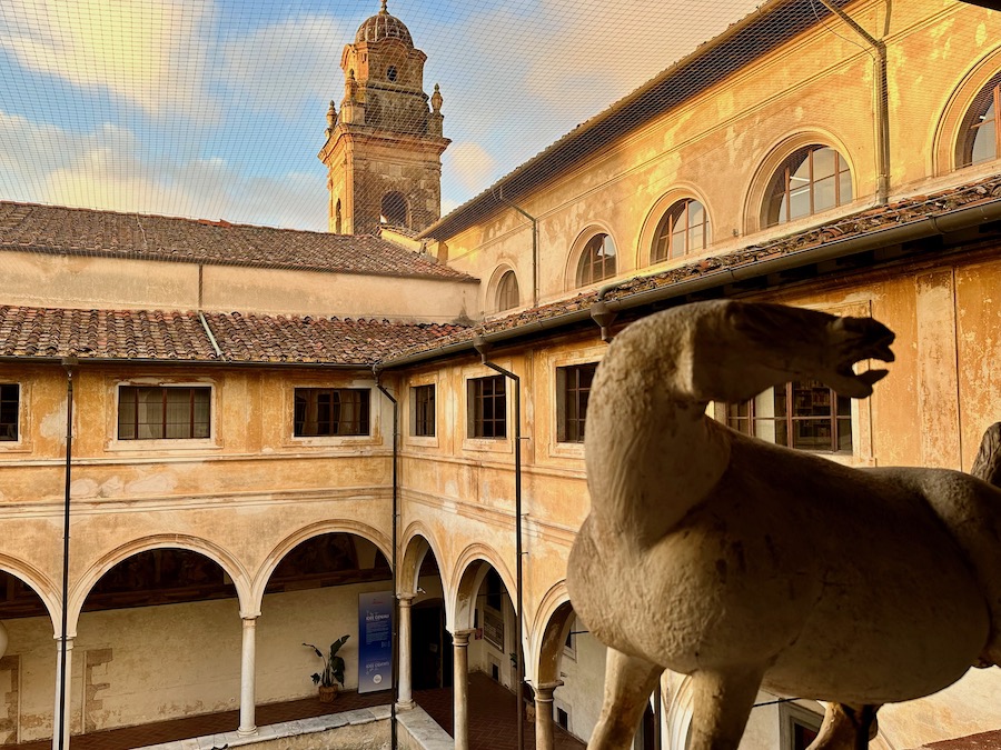 Toskana_Geheimtipp: Das Museum Museo dei Bozetti liegt in einem ehemaligen Kloster mit schönem Kreuzgang