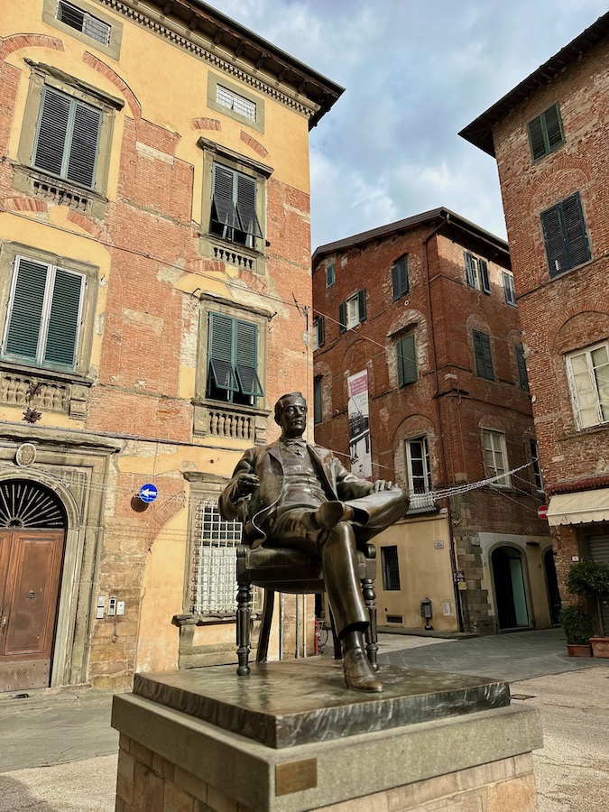 Lucca_Geheimtipp: Giacomo Puccini vor seinem Geburtshaus und Museum