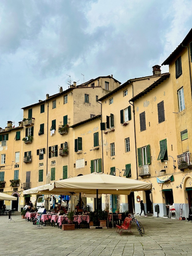 Toskana_Geheimtipps: So typisch italienisch: die Piazza dell`Anfiteatro