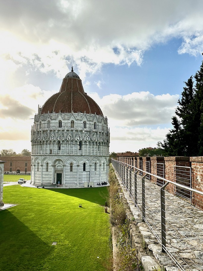 Geheimtipp_Pisa: Von der Stadtmauer bietet sich ein atemberaubender Blick auf die Piazza di Miracoli
