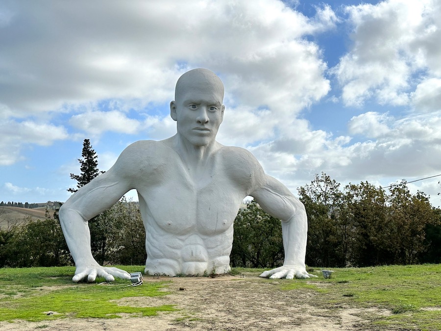 Toskana Geheimtipp: Wie diese kolossale Statue im Amphitheater von Peccioli
