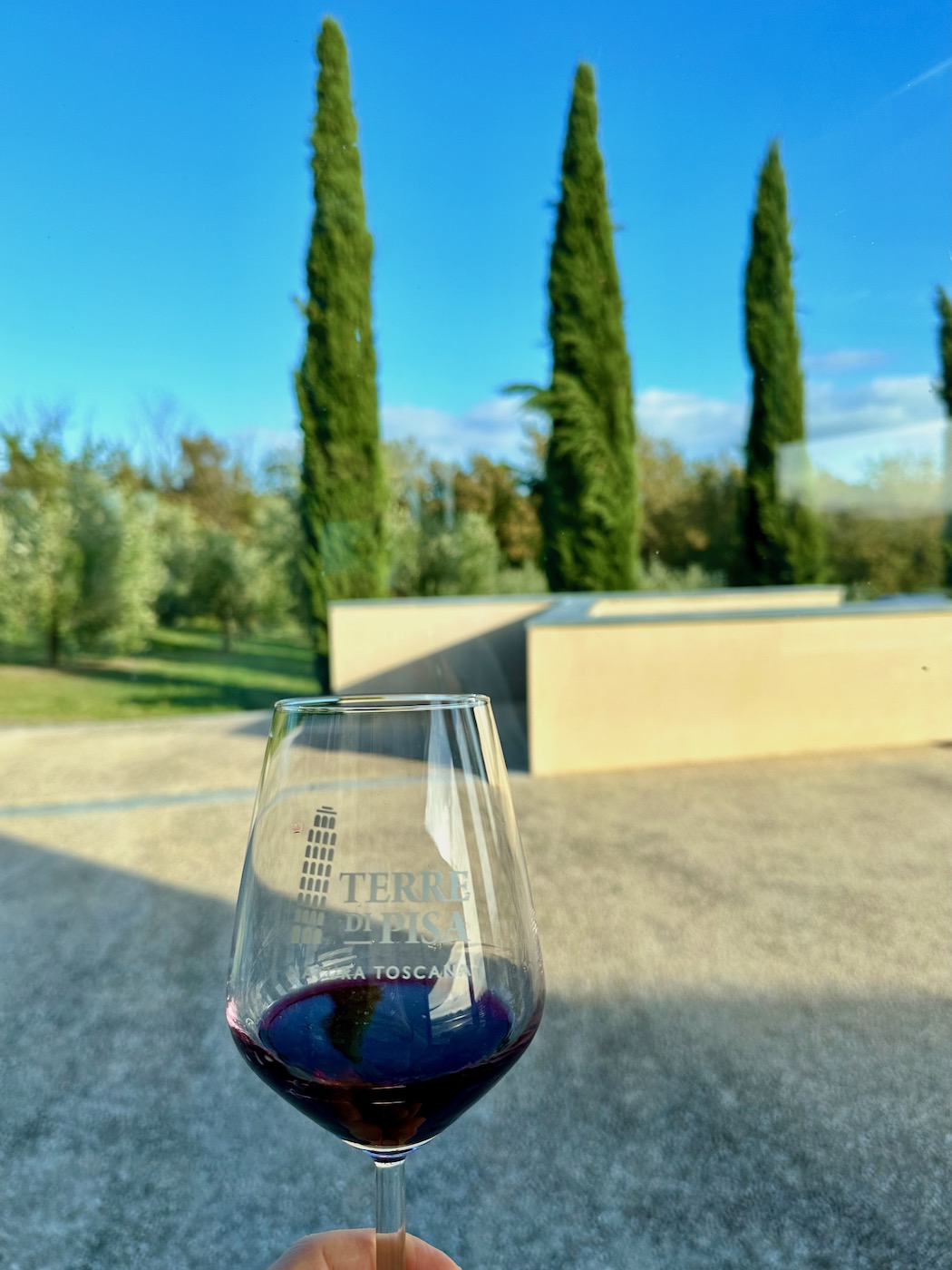 Toskana Geheimtipps: Ein Gläschen Wein gehört zu einem Besuch in der Toskana 