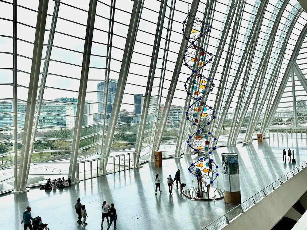 Valencia_mit_Teenagern_Ein riesiger DNA-Strang ziert die große Halle des Museums