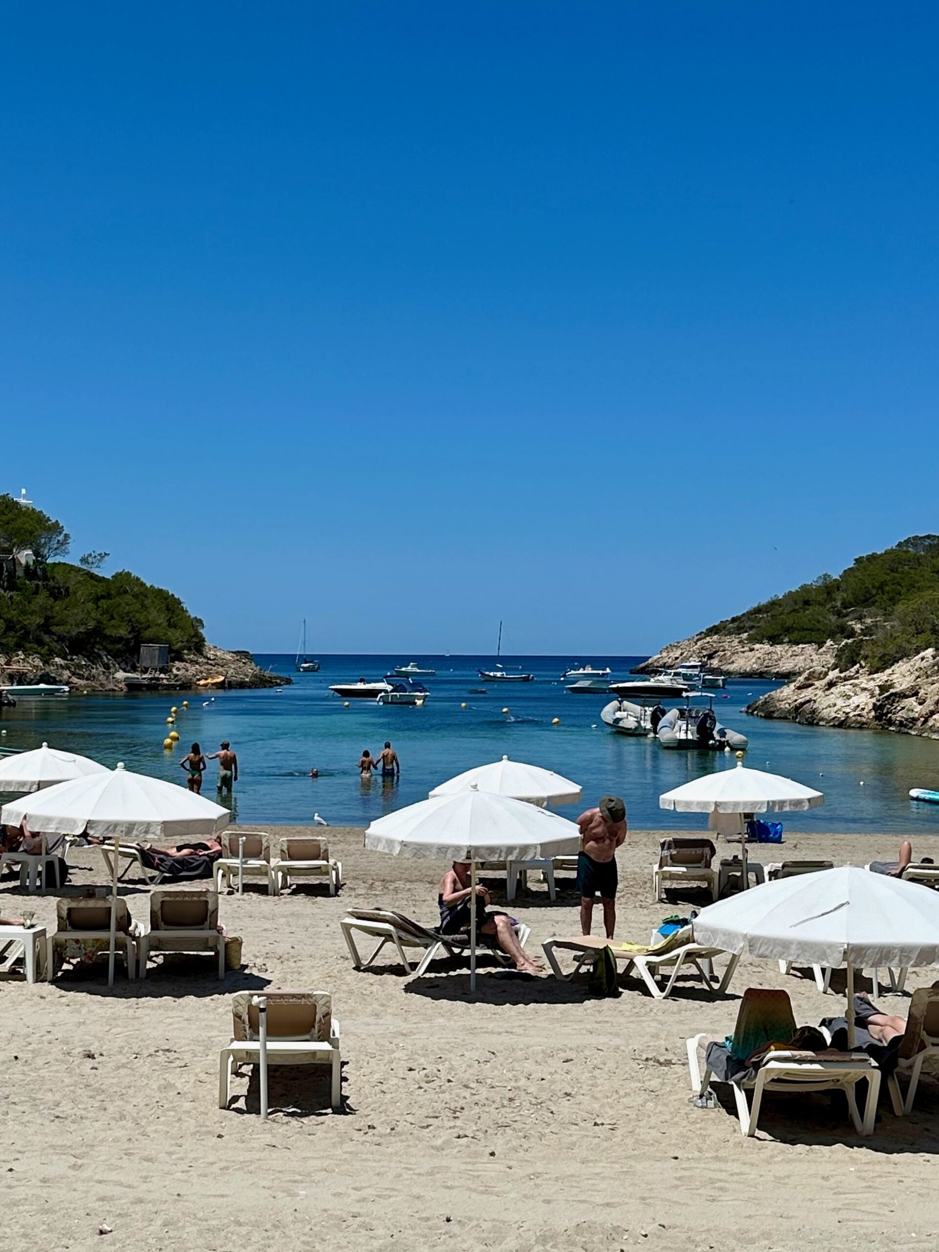 Ibiza Geheimtipps Strände & Buchten: Badestrand in der kleinen Bucht des Port de Portinatx