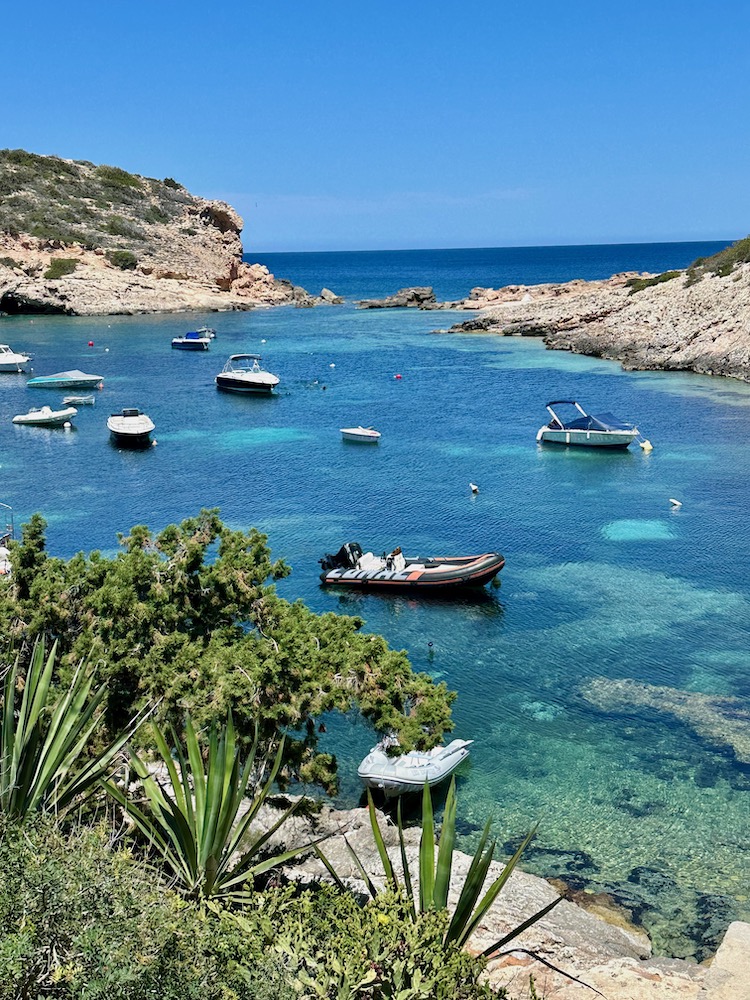 Ibiza Geheimtipp Strände & Buchten: Die kleine Bucht Sant Joan de Labritja in der Cala Portinatx