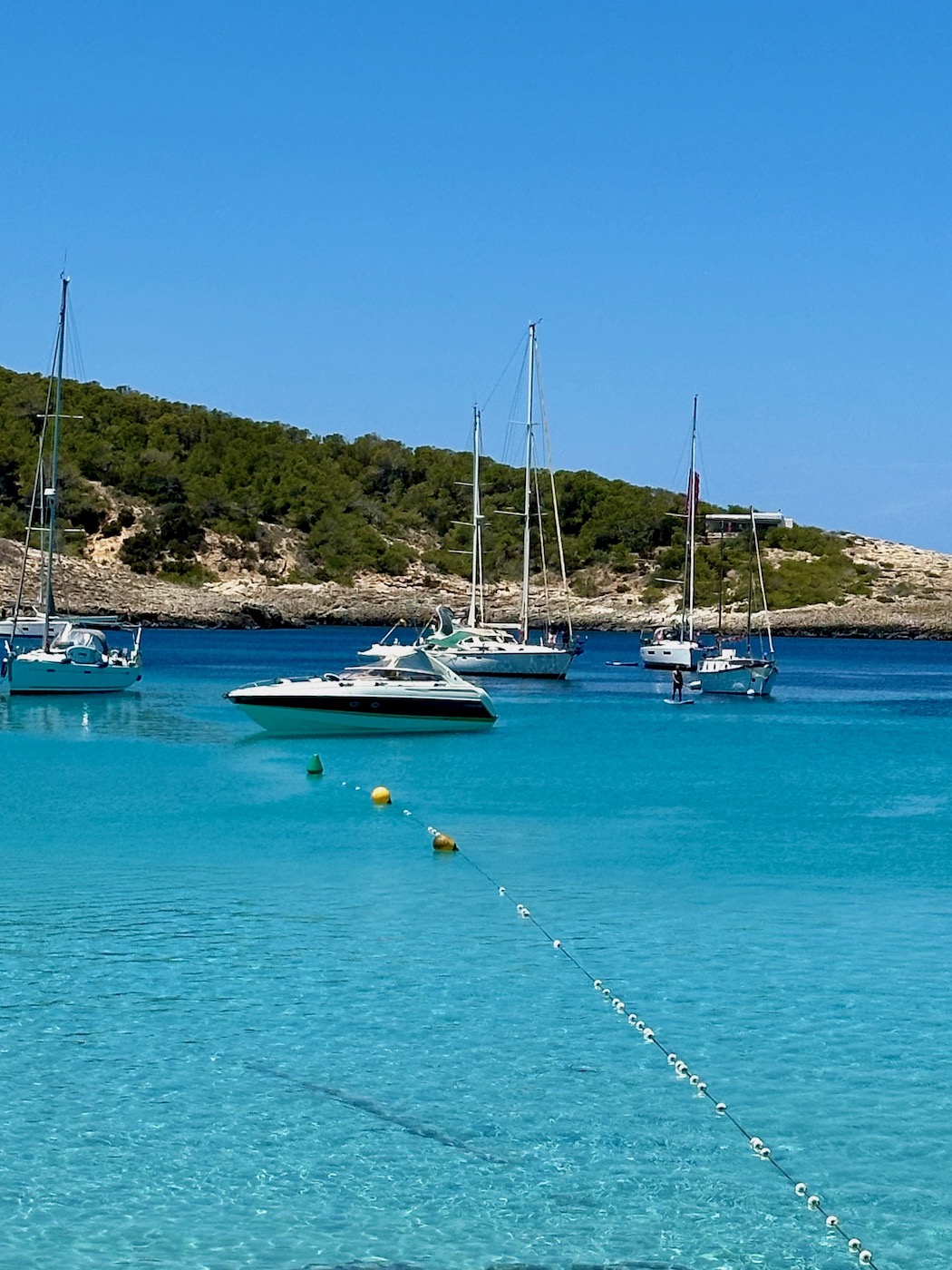 Ibiza Geheimtipps Strände & Buchten: türkis und kristallklar schimmert das Wasser in der Cala Portinatx