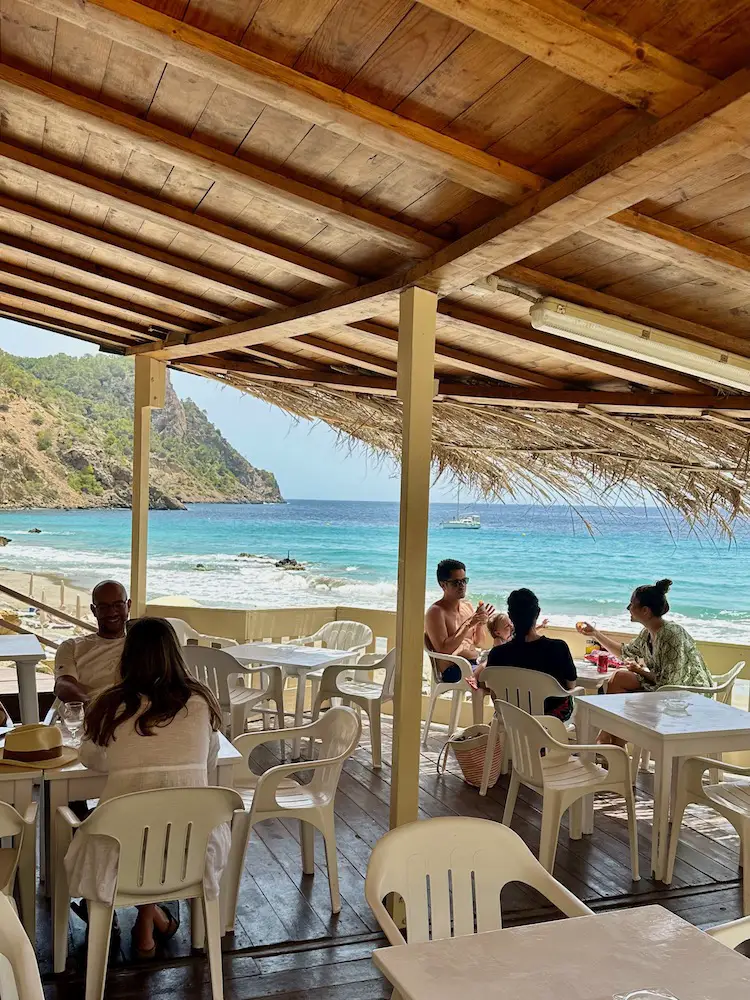 Ibiza Geheimtipps Strände & Buchten: Von der Lage nicht zu toppen: das Strandrestaurant in der Cala Boix