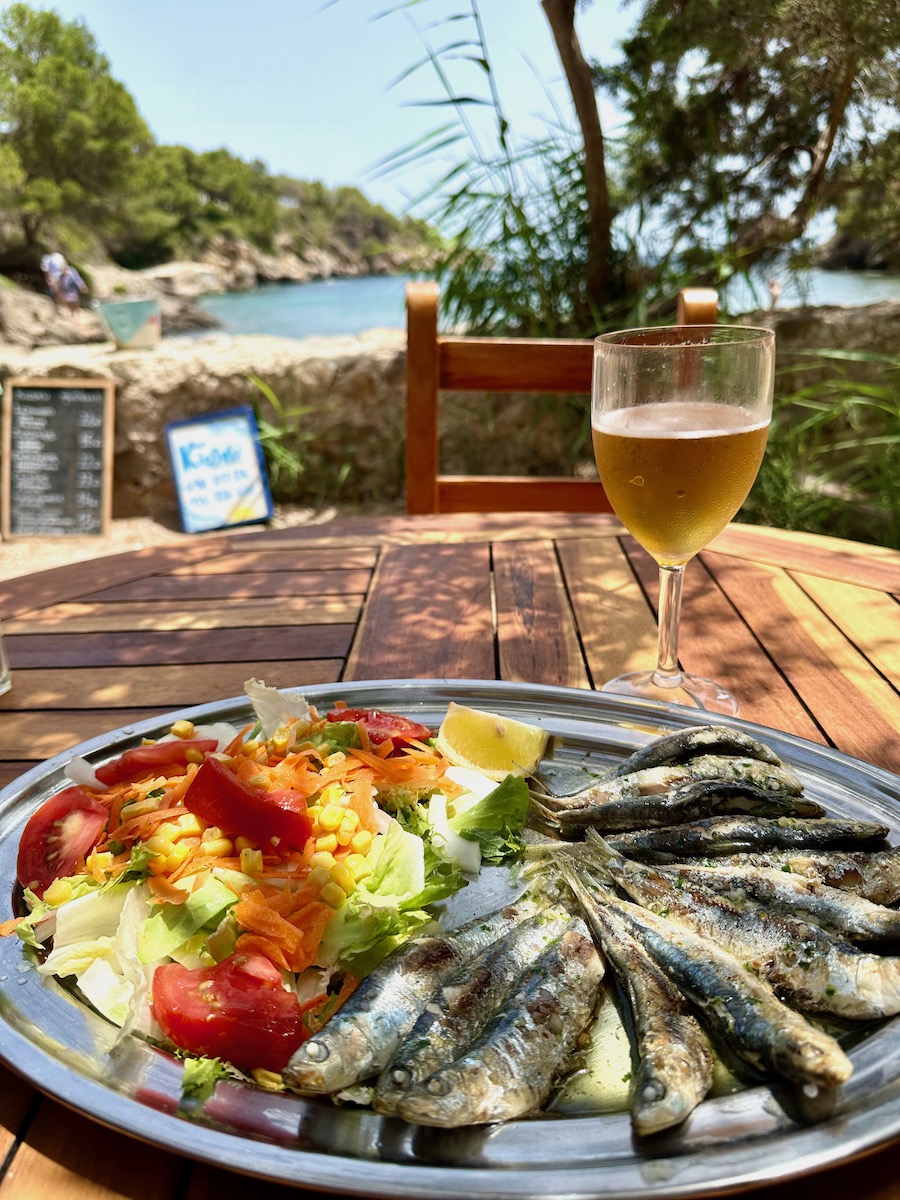 Ibiza Geheimtipps Strände & Buchten: das Strandrestaurant in der Cala Mastella