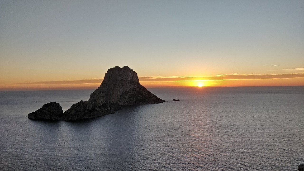 Ibiza Geheimtipps: Der Sonnenuntergang am magischen Felsen Es Vedrà