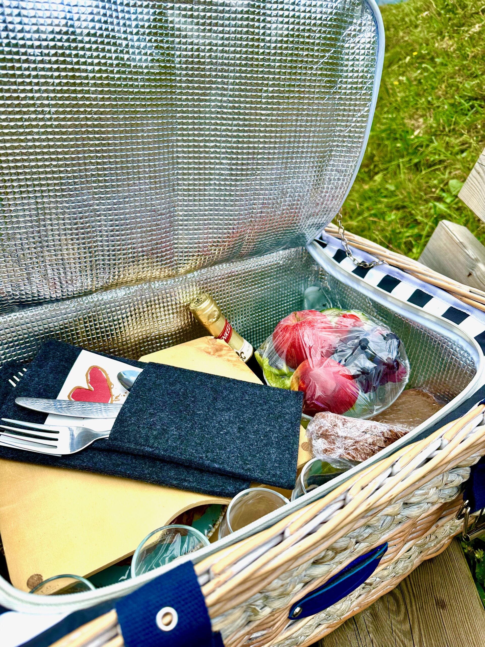 Millstaetter_See_leichte_Wanderungen_Ausfluege - Picknick am Sternenbalkon: der Picknickkorb ist vollgepackt mit Köstlichkeiten der Mirnockbauern